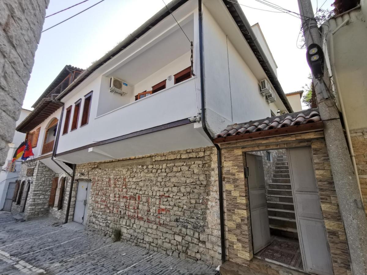 베라트 Bujtina Valgent B&B 외부 사진